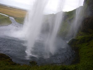 Seljalandsfoss waterval pad achterlangs